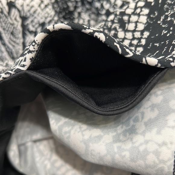 DKNY Sport High Waist Snake Skin Bike Shorts Size M - Picture 6 of 6